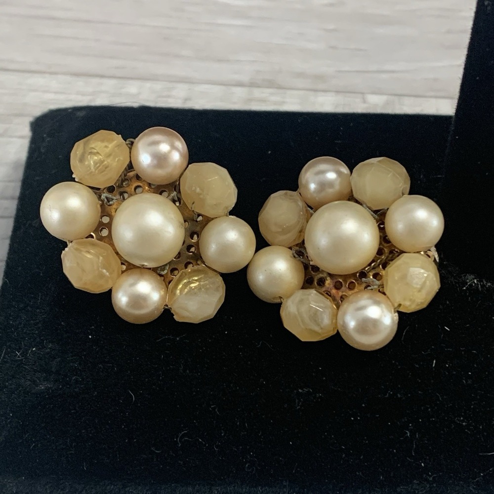 Vtg Japan Faux Pearl Cluster Earrings Flower Clip On Gold Tone Costume Jewelry